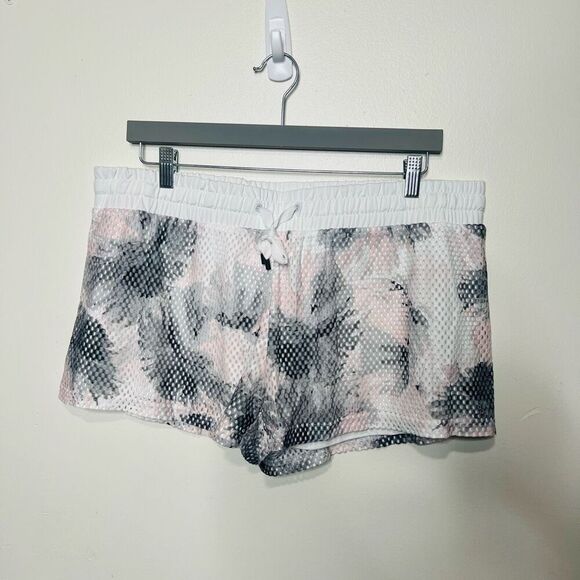 Fabletics Bristol Shorts NWT! Sz XL 14-16 Pink Gray White Camo Mesh Overlay - Picture 1 of 7